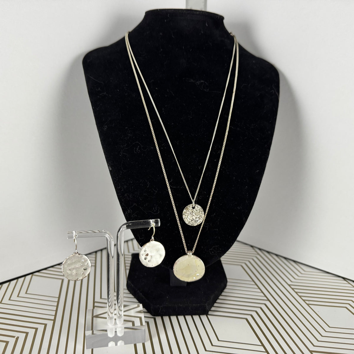 Kenneth Cole 2 Layer Textured Hammered Pendant Necklace with Matching Earrings Silver Tone