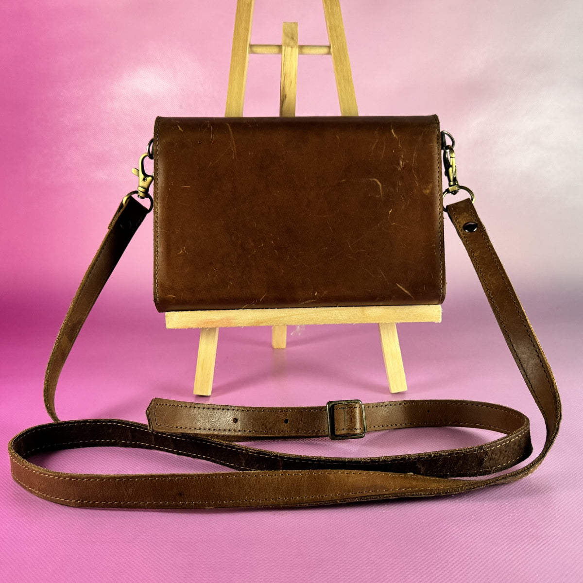 Vintage Brown Leather Crossbody Bag with Brass Clasp
