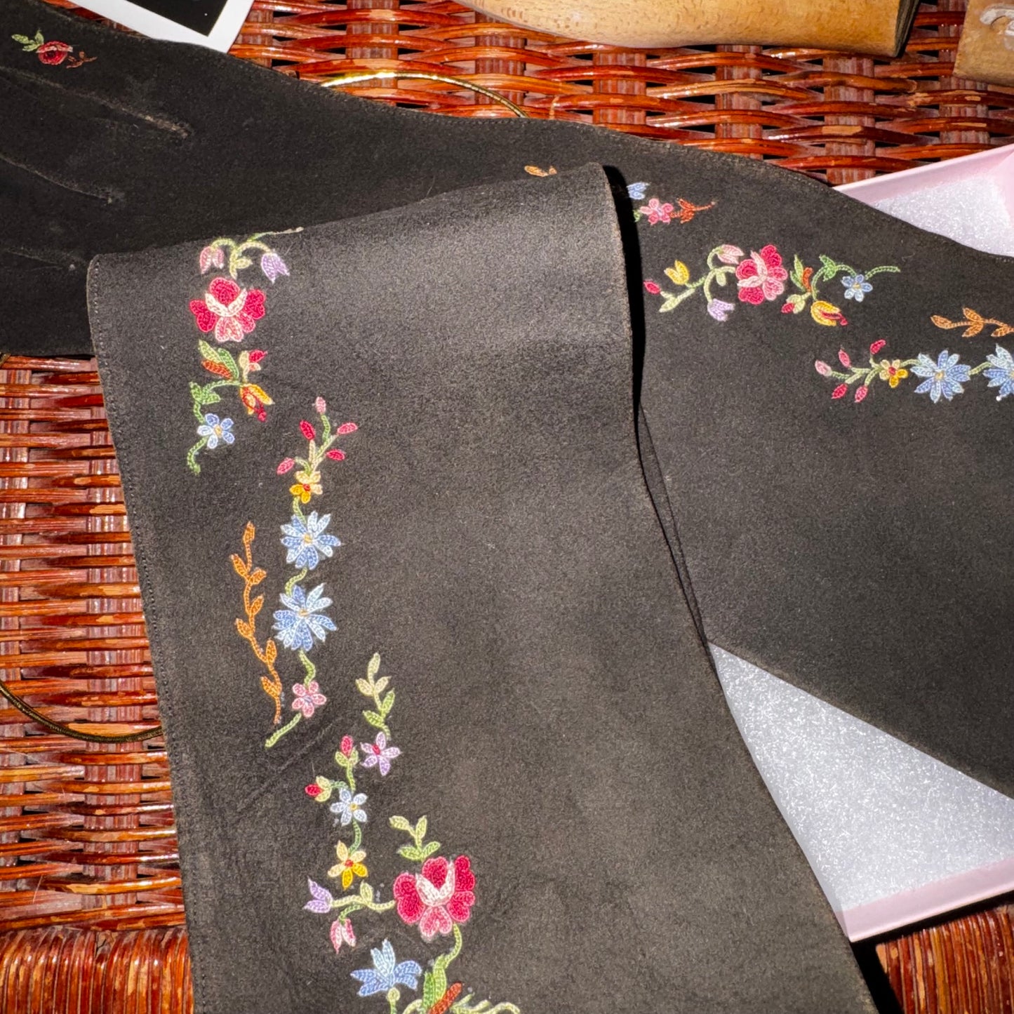 Embroidered Brown Doeskin Gloves